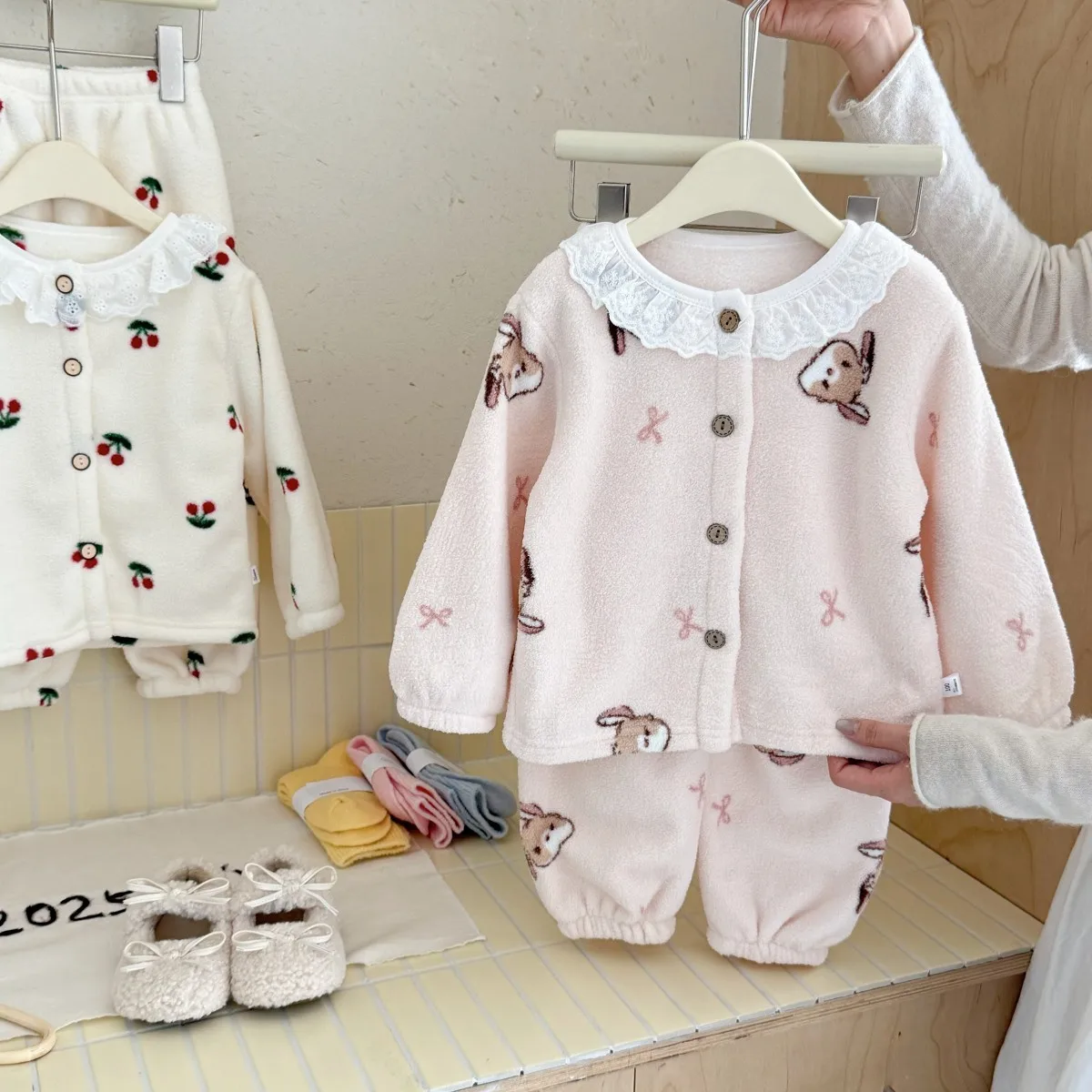 Herbst-Winter Baby Mädchen Flanell-Pyjama-Set Kinder Punktmuster Herz-Print Spitzenkragen Strickjacke+Hose Kinder Verdickte Warme Loungewear – Detail 3