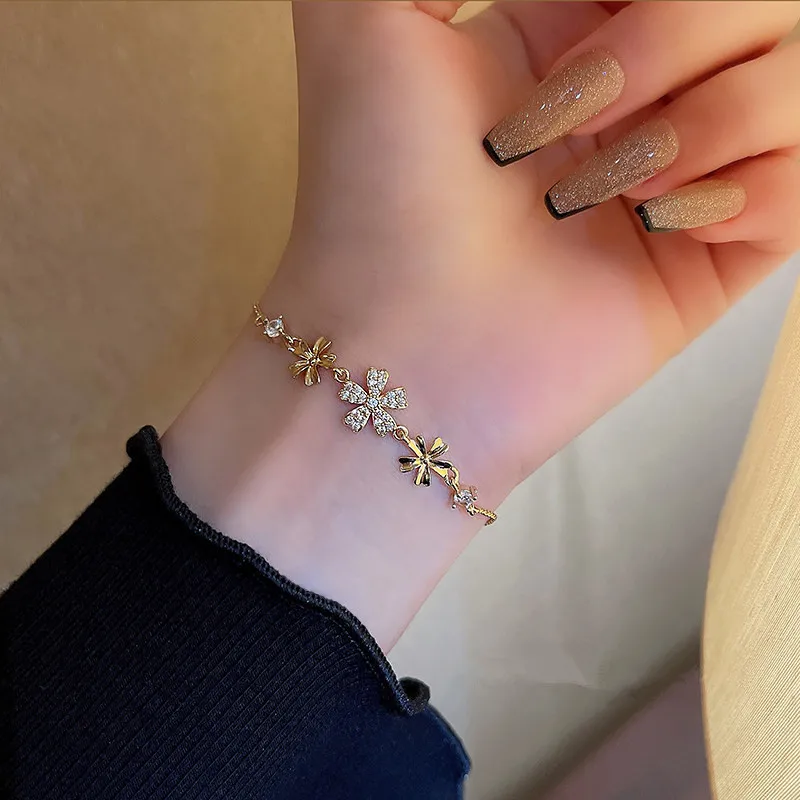 New Fashion Trend Unique Design Elegant Exquisite Light Luxury Zircon Petal Bracelet Female Jewelry Party Premium Gift Wholesale