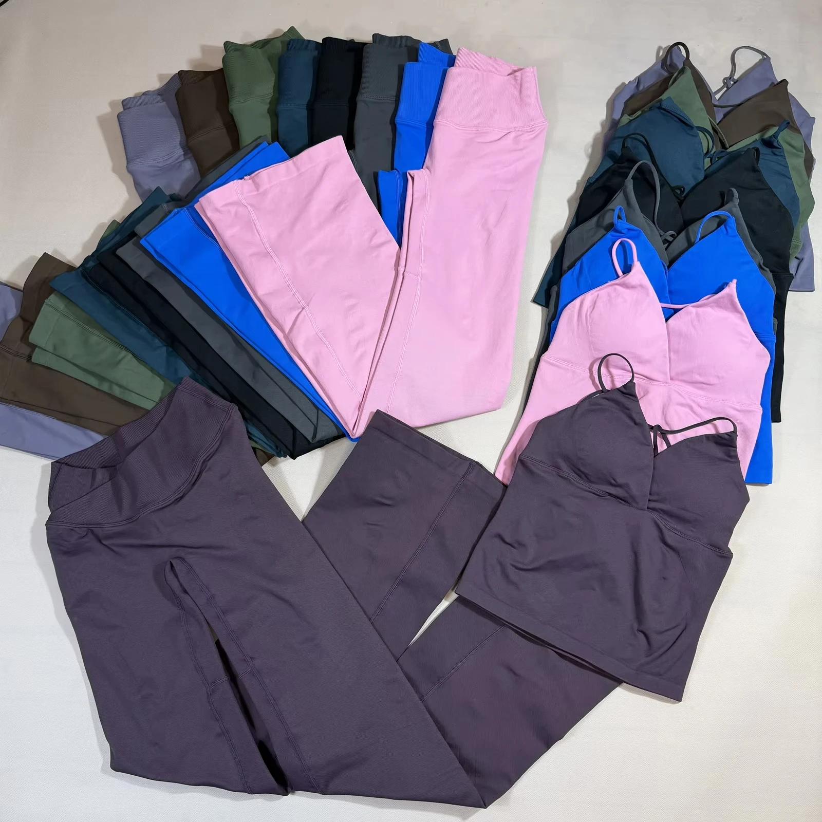Conjunto Yoga Twist V Crossover: Top sin costuras de cintura alta y leggings acampanados sin costura frontal para Pilates y entrenamiento.