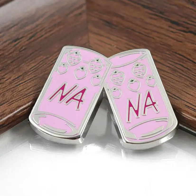 Broche de Anime NANA, Pin de Solapa de Copa de Cristal Rosa con Fresa, Insignia de Manga Ai Yazawa Shojo, Joyería Kawaii para Fans, Regalo