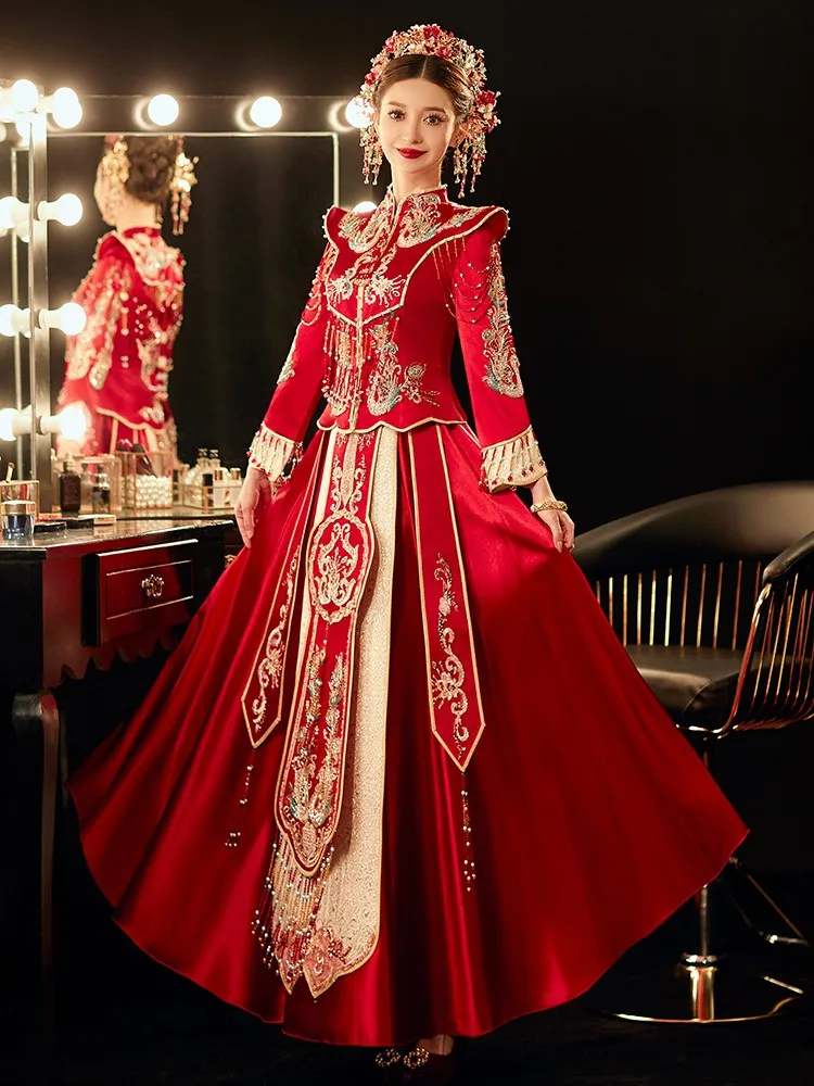 

The bride's new Chinese-style wedding dress is luxurious and grand featuring a phoenix crown red robe