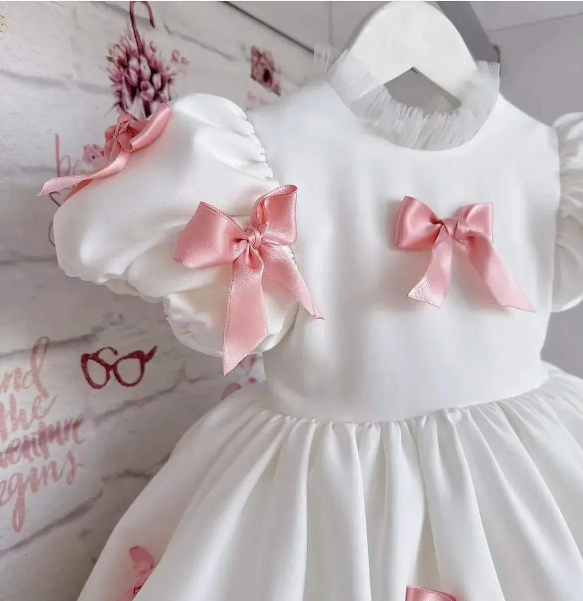 فستان فتاة الزهور مخصص برقبة دائرية لحفلات الزفاف مع أقواس بطول الركبة جميل للأطفال لحفلات أعياد الميلاد الأولى فستاين سهرة/فساتين الحفلات