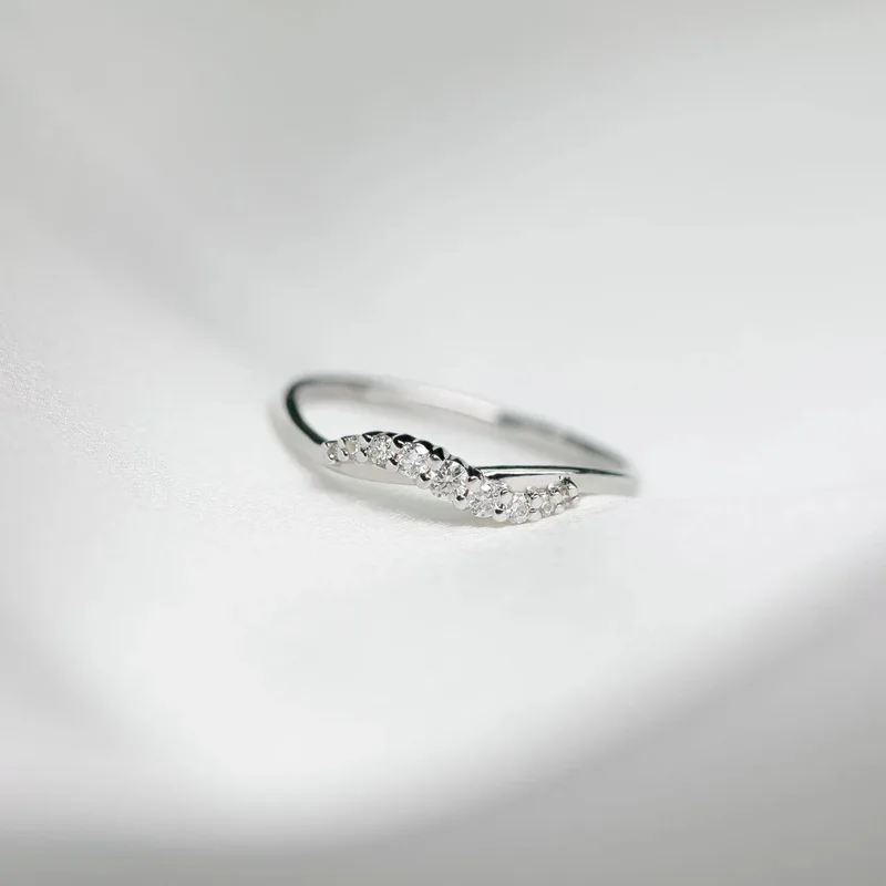 Silver Art SourceS925Sterling silver ring with shimmering, fragmented design, featuring twisted patterns and diamond accents, a