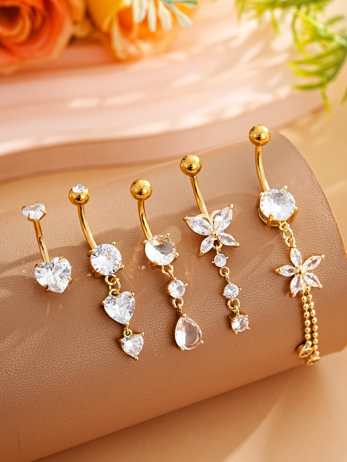 5-teiliges Set Goldfarbene Bauchnabelringe mit Herz- und Blumenanhängern, Edelstahl-Bauchpiercings mit Schleife, Gebogene Nombril-Ombligo-Ringe
