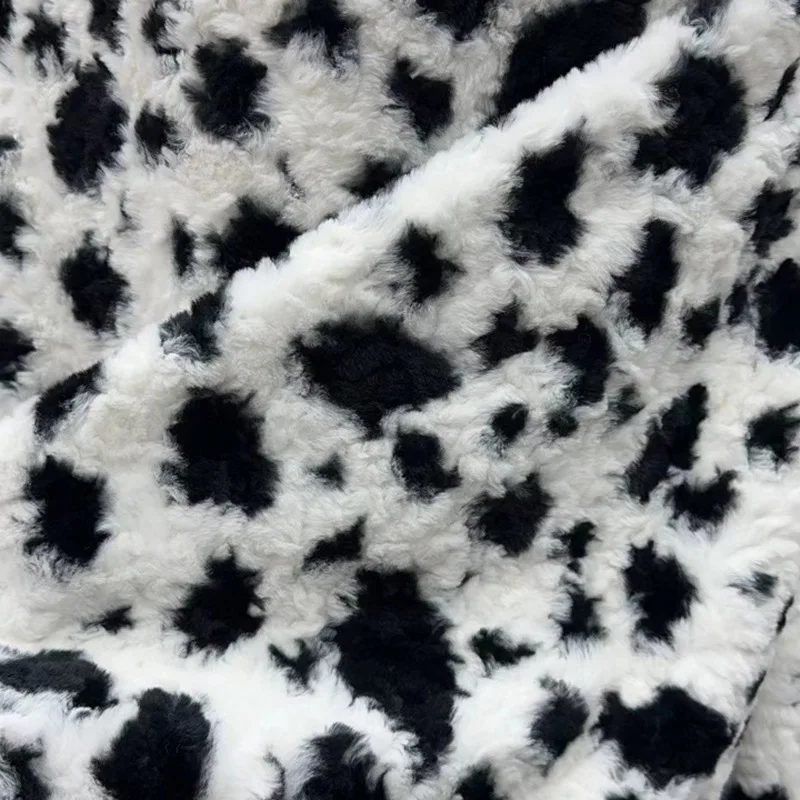 

1 ярд ткани из кроличьего меха для одежды, жилетов, игрушек, обуви, головных уборов.