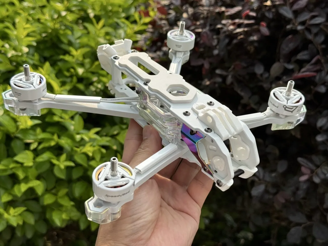 Zestaw ramy SpeedyBee Mario 5 White Frame Kit, niezmontowany, z ramionami kanałów LED jako części do samodzielnego montażu FPV. — zdjęcie produktu 2