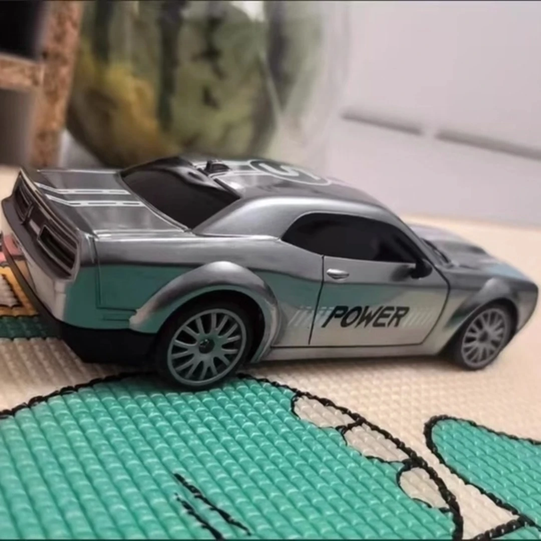 รถบังคับวิทยุ RC ขนาด 1/24 ระดับมืออาชีพ สำหรับดริฟท์แข่งความเร็วสูง ขับเคลื่อน 4 ล้อ แบบจำลองเสมือนจริง พร้อมเล่น (RTR) ของเล่นไฟฟ้า ของขวัญสำหรับผู้ใหญ่และเด็ก มีสินค้าพร้อมส่ง