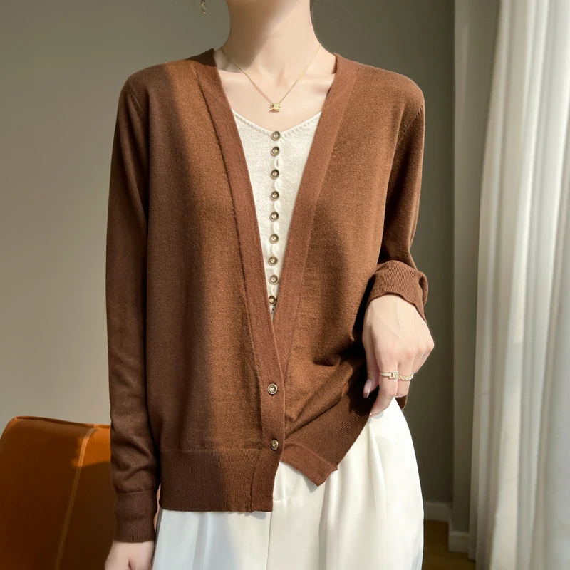 Fall/Winter 2024 New 100% Merino Wool Fashion Knitted Cardigan Women\'s V-neck Colour-matching Shirt Wearing a Knitwear