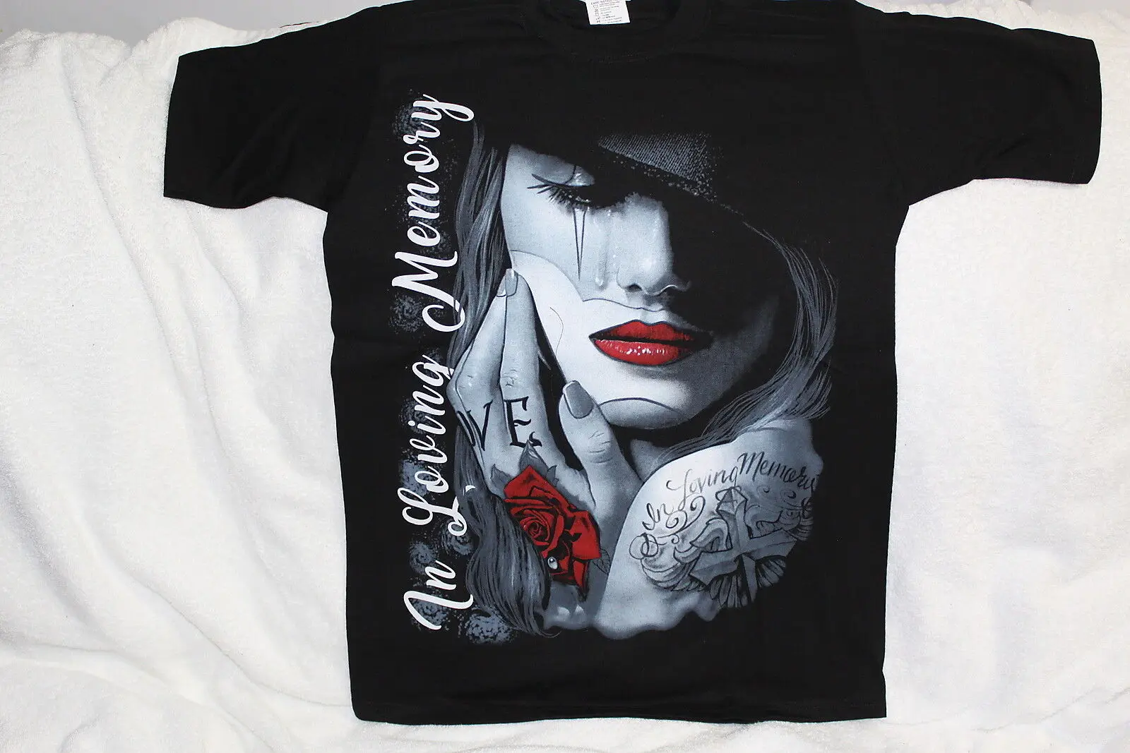 IN LOVING MEMORY LADY CRYING TATTOO ROSE CROSS T-SHIRT