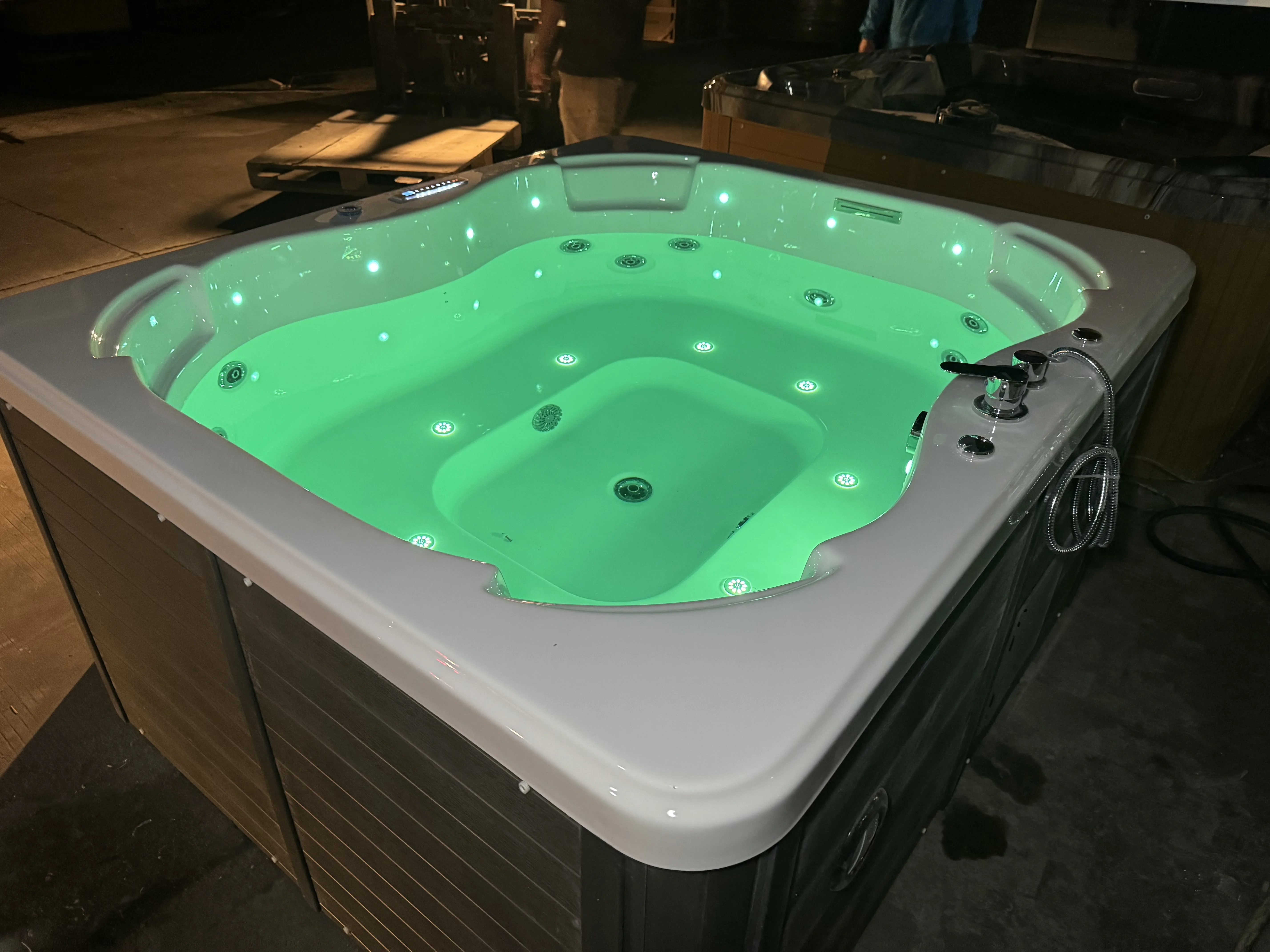 Outdoor Jacuzziss 4 Person Villa Swimming Pool Hot Tube Outdoor Therapy Whirlpool Tub Spa Bathtubs