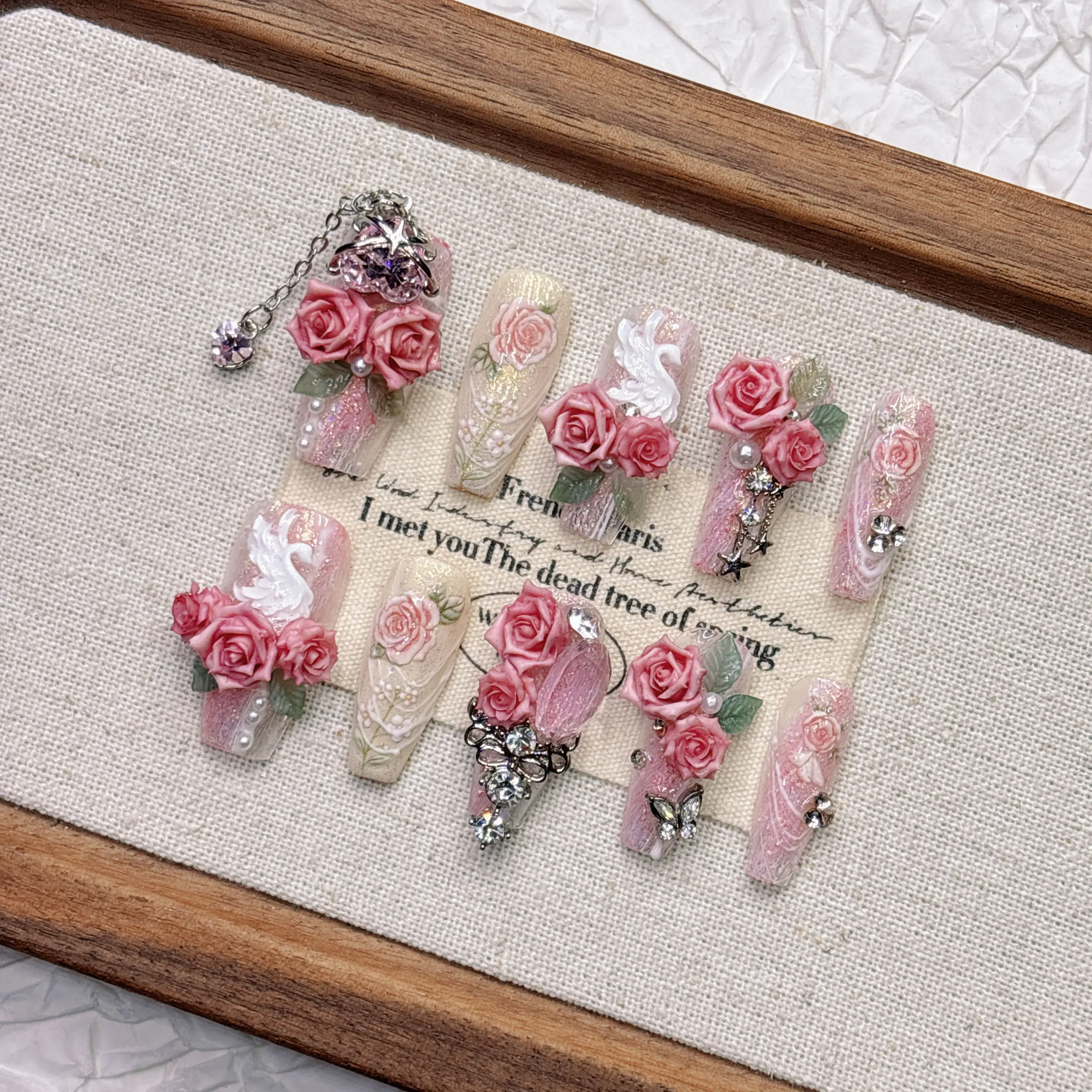 10 Stück Schwere 3D-geprägte French Garden Stiletto Press-On-Nägel, Nude Pink Schimmer Farbverlauf Künstliche Nägel mit handbemalten Rosen in Weiß – Detail 3