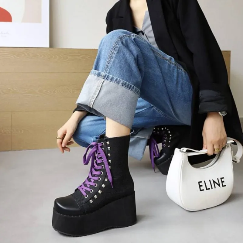 

Модные женские сапоги на высоком каблуке. Высота каблука около 9 см. Ботинки на танкетке и платформе. Черные ботильоны. Сапоги на шнуровке. размер 35-48