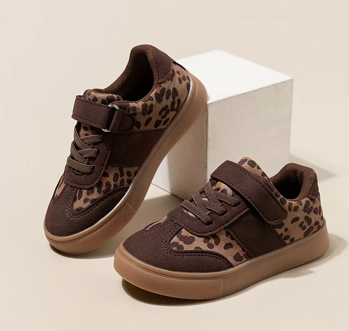 A pair of low-top leopard-print student daily wear slip-resistant children's sports shoes for boys and girls