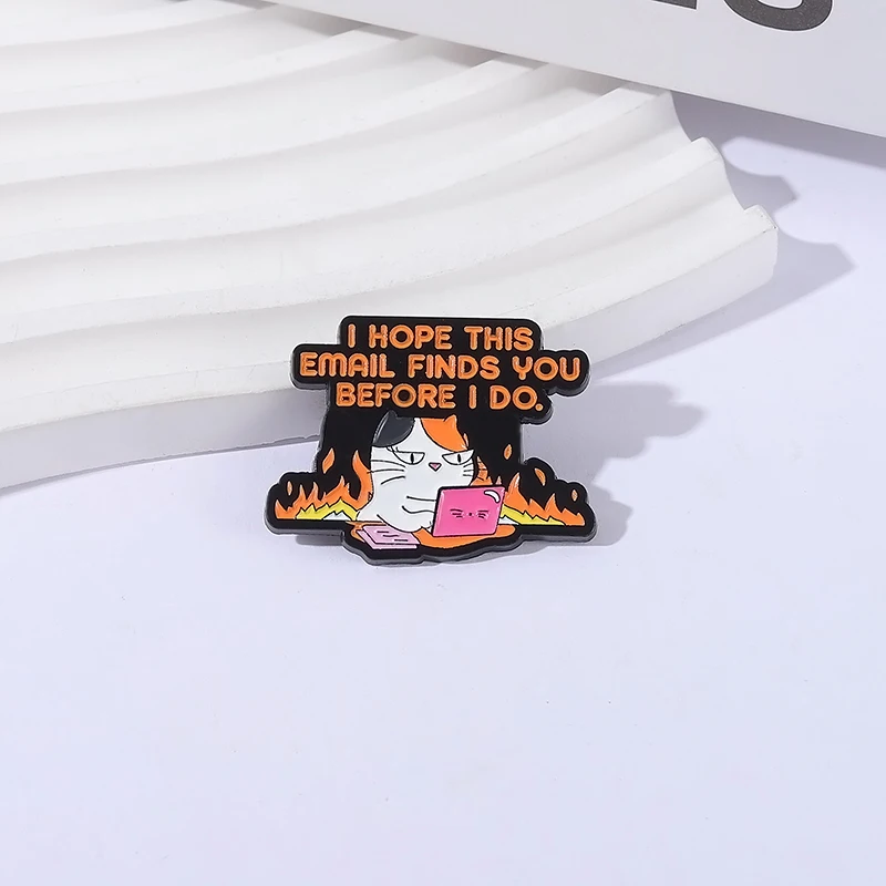 Śliczny wściekły kot Emaliowane szpilki Nadziej, że to e-mail cię znajdzie przed tym, co zrobię Broszka Naszywki na klapę Biżuteria z kreskówek Prezenty dla przyjaciół biurowych