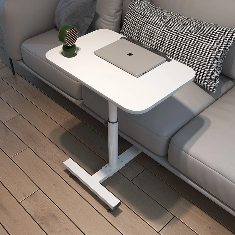 ลิฟต์แบบถอดได้หลายตัวอยู่ด้านข้างโซฟา โต๊ะเล็กข้างเตียง และชั้นวางของข้างเตียง