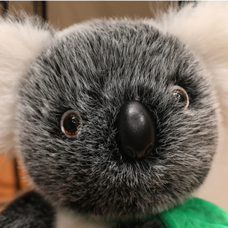 

Очаровательные пушистые плюшевые игрушки коалы: белые/серые коалы с зеленым шарфом-листом – идеальный подарок для друзей и девочек