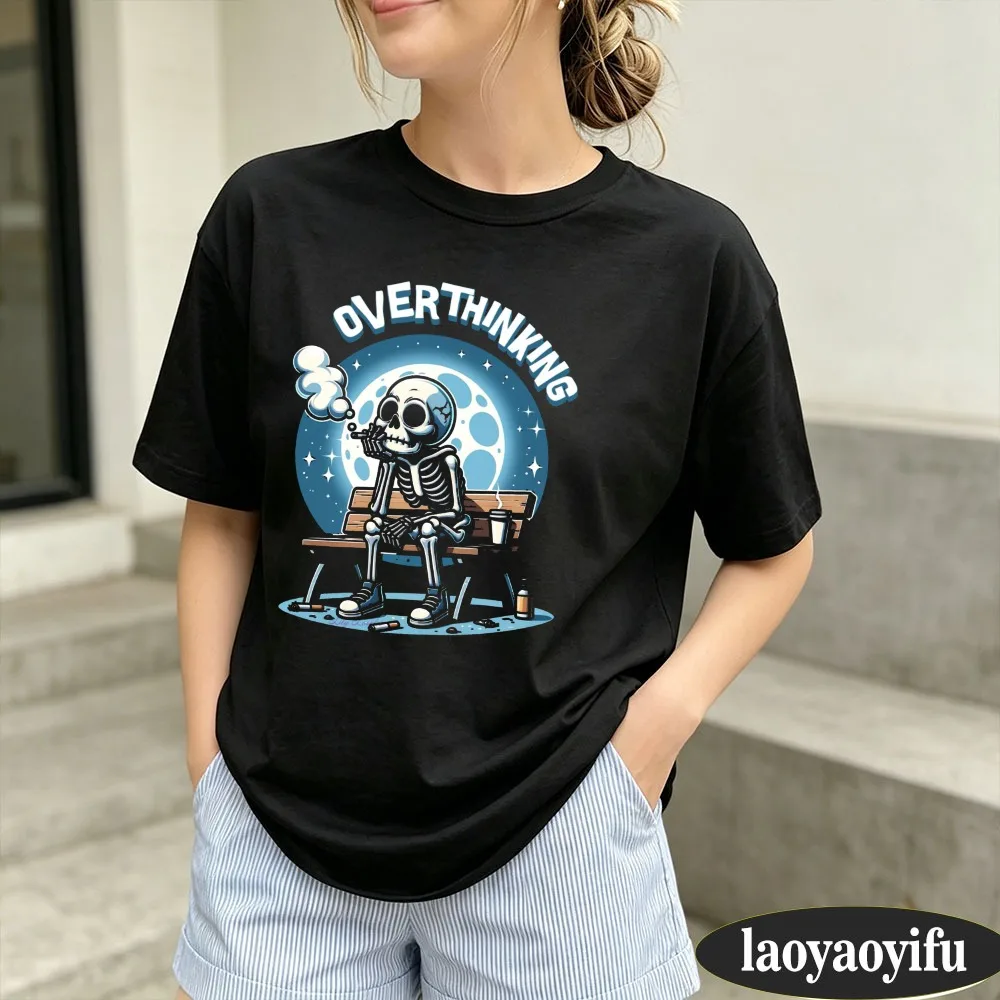 Overthinking Skeleton T-Shirt für Damen, lustiges Nacht- und Mond-Print-T-Shirt, lässiges Kurzarm-Oberteil, sarkastisches, introvertiertes, ästhetisches T-Shirt