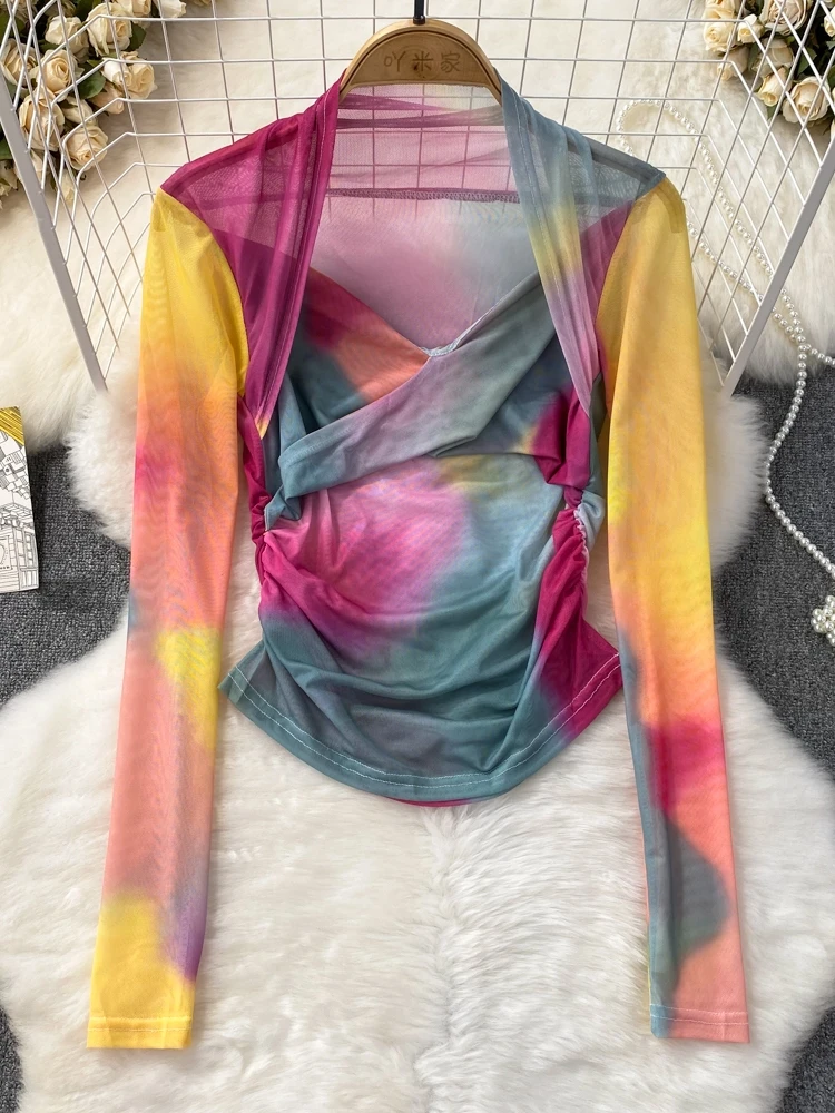 تي شيرت نسائي صيفي بأكمام طويلة ورقبة على شكل حرف V، بتصميم كامو وطباعة تاي داي، مع طيات مخصرة وقصيرة، على الطراز الكوري للتن...