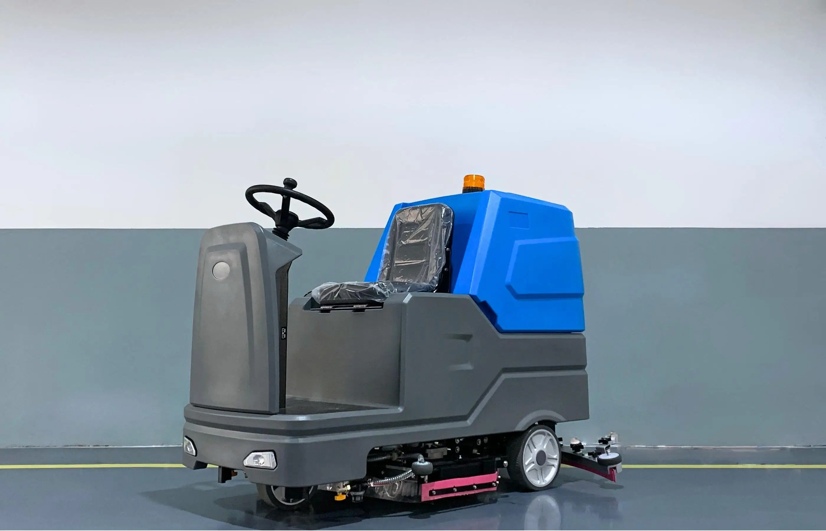 Machine Cheap with 165L Sewage Tank 4 Hours Working Time Brand New Condition 24V Electric Ride-On Floor Scrubber