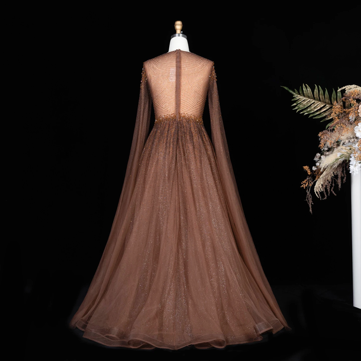 Sharon Said Luxuriöses Braunes Abendkleid mit Rundhalsausschnitt, Langen Transparenten Cape-Ärmeln und Schwer Perlenbesetztem Dubai-Formal-Partykleid SS059 Maßanfertigung – Detail 23