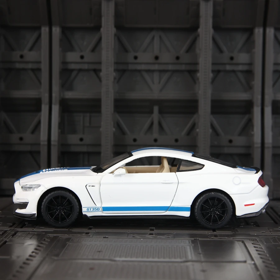 1:32 フォードシェルビー GT350 合金車モデル装飾品コレクション音響光学プルバック子供のおもちゃのドアを開くことができます