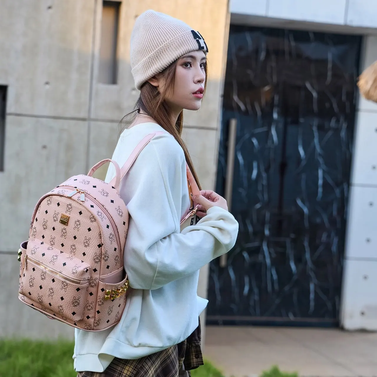 

Рюкзак в консервативном стиле 2025 года для женщин, корейский модный рюкзак большой вместимости, просторная нишевая школьная дорожная сумка