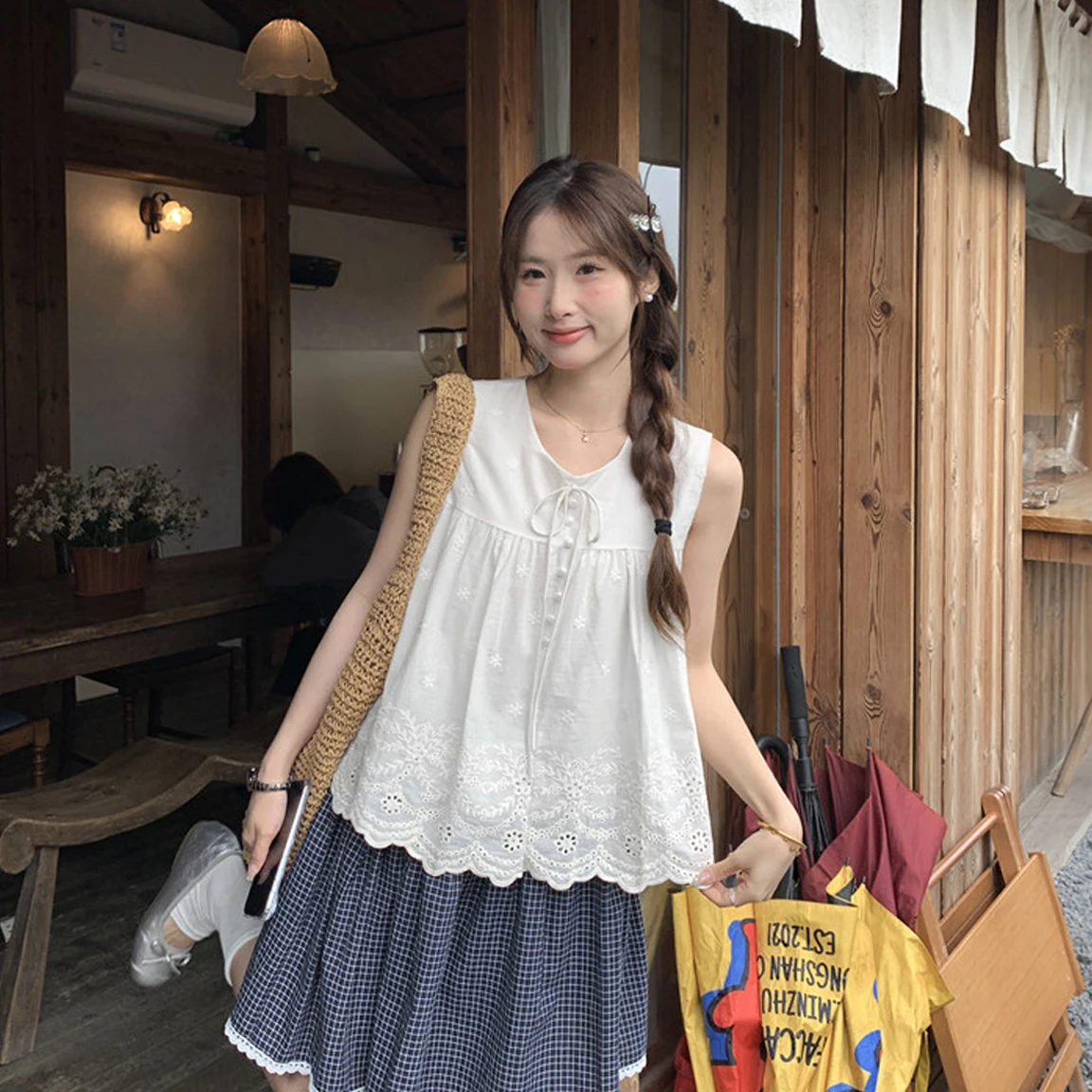 

Elegant Embroidered Hollow out Pearl Detail Sleeveless Shirt Women's Korean Style Summer Top Fashionable Commute Wind Loose Fit