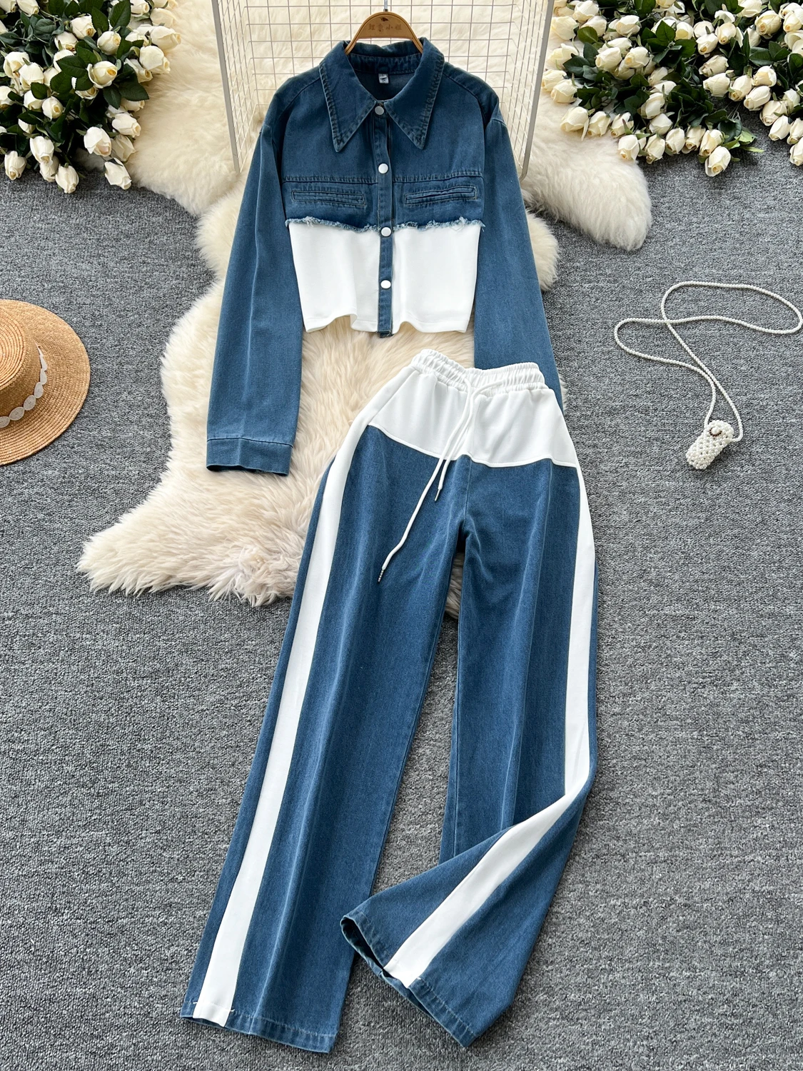 طقم نسائي عصري من قطعتين بأسلوب هونغ كونغ، بنطلون جينز واسع الساق بخصر مرتفع ومرقع، وجاكيت خارجي