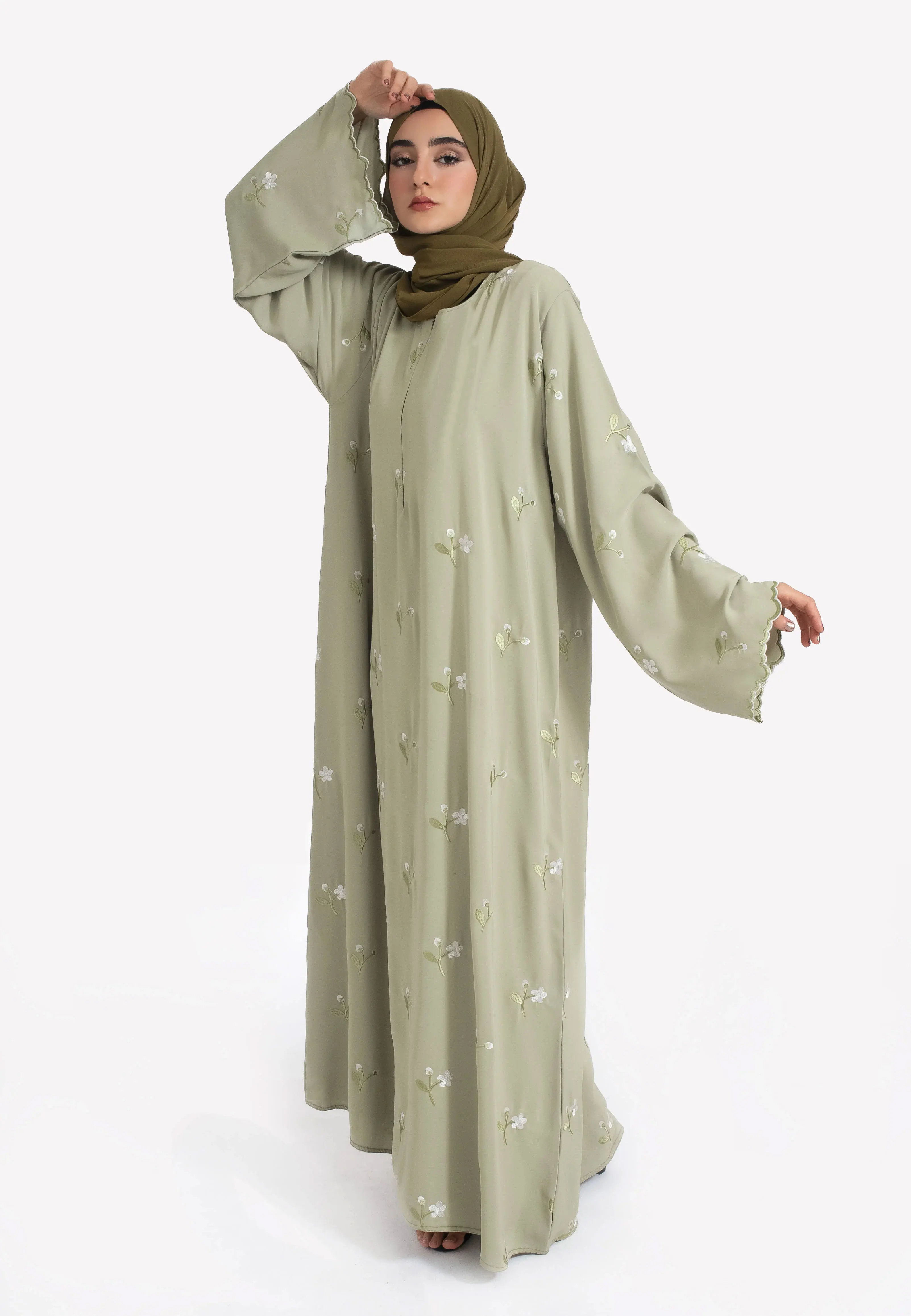 Stilvolle muslimische Abaya-Frauen, islamisches hellgrünes Stickdesign, bequemes Material, perfekt für Märkte im Nahen Osten