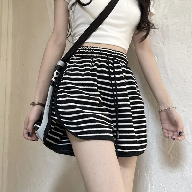 Gestreifte Sportshorts für Damen, Sommer, neue hohe Taille, lockere, schlankmachende Dreiviertelhose, lässige Hotpants zum Tragen im Freien