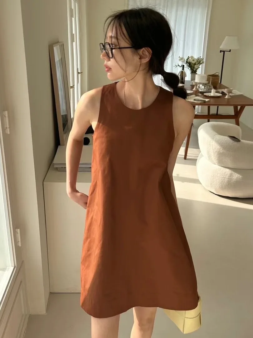 فستان فضفاض بدون أكمام برقبة دائرية للنساء على الطراز الكوري تصميم غير رسمي للصيف مادة حريرية فستان قصير بنمط التنقل