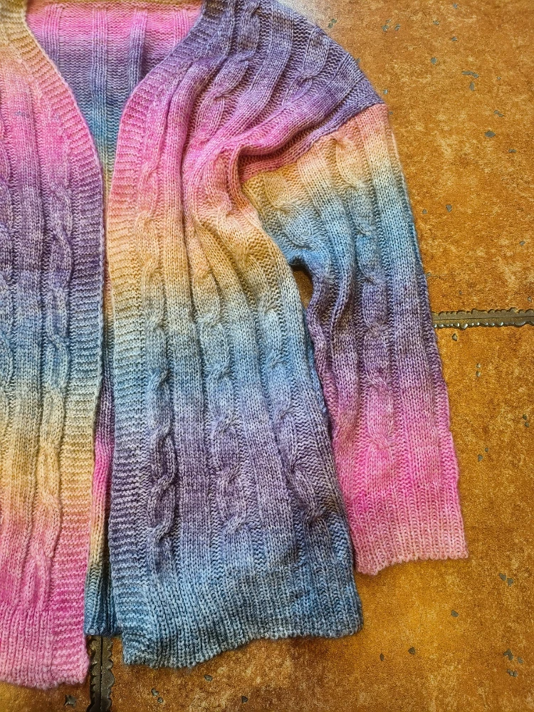 เสื้อคาร์ดิแกนถักลายสายรุ้งสำหรับผู้หญิง คอลเลคชั่นฤดูใบไม้ร่วง/ฤดูหนาว 2025 แบบใหม่ แขนยาว เปิดด้านหน้า ลายถักแบบเคเบิล