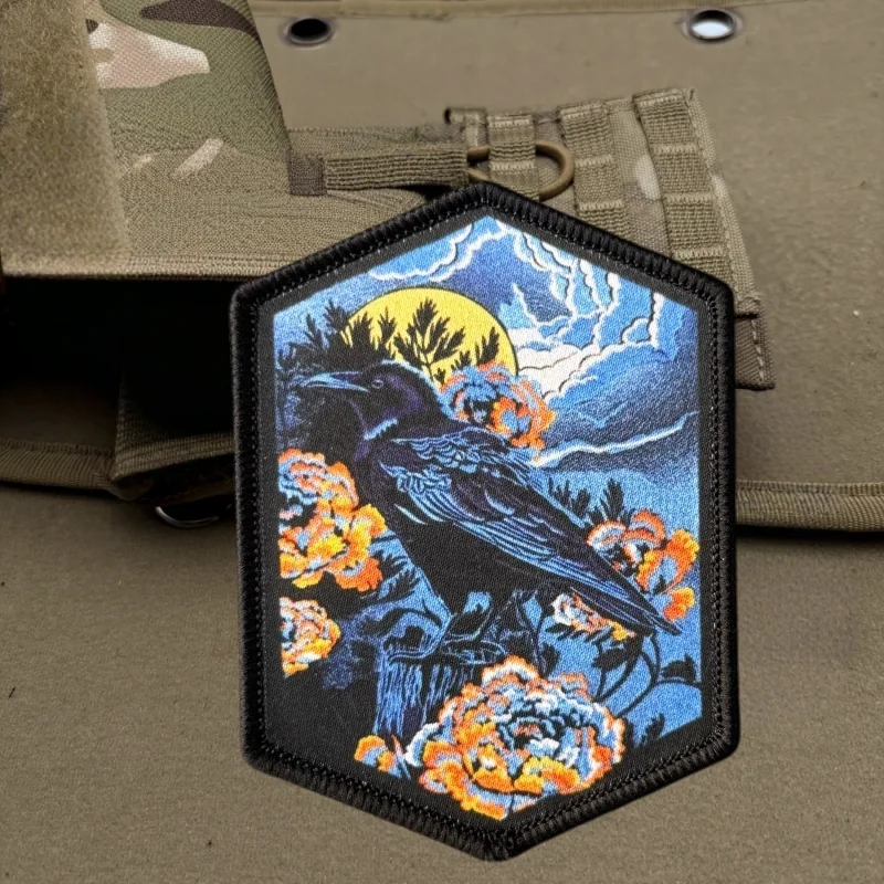 Parche táctico Dark Crow Moon con cierre velcro para mochila - imagen 3