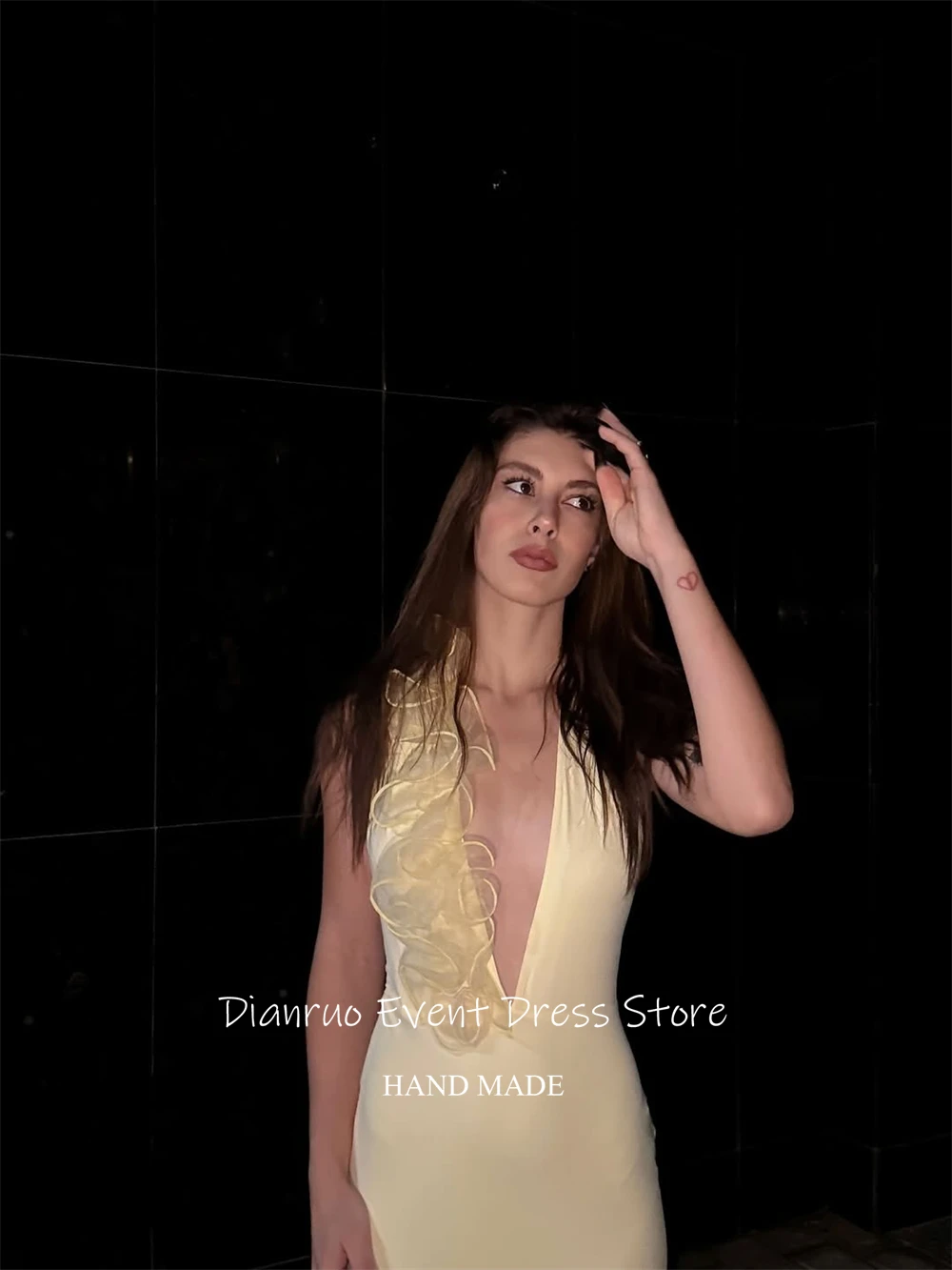 فساتين سهرة مكشكشة مصنوعة يدويًا من Dianruo مثيرة بفتحة رقبة على شكل V عميقة رداء De Soirée نسائي برقبة رسن وأربطة فيستدوس أنيقة مخصصة