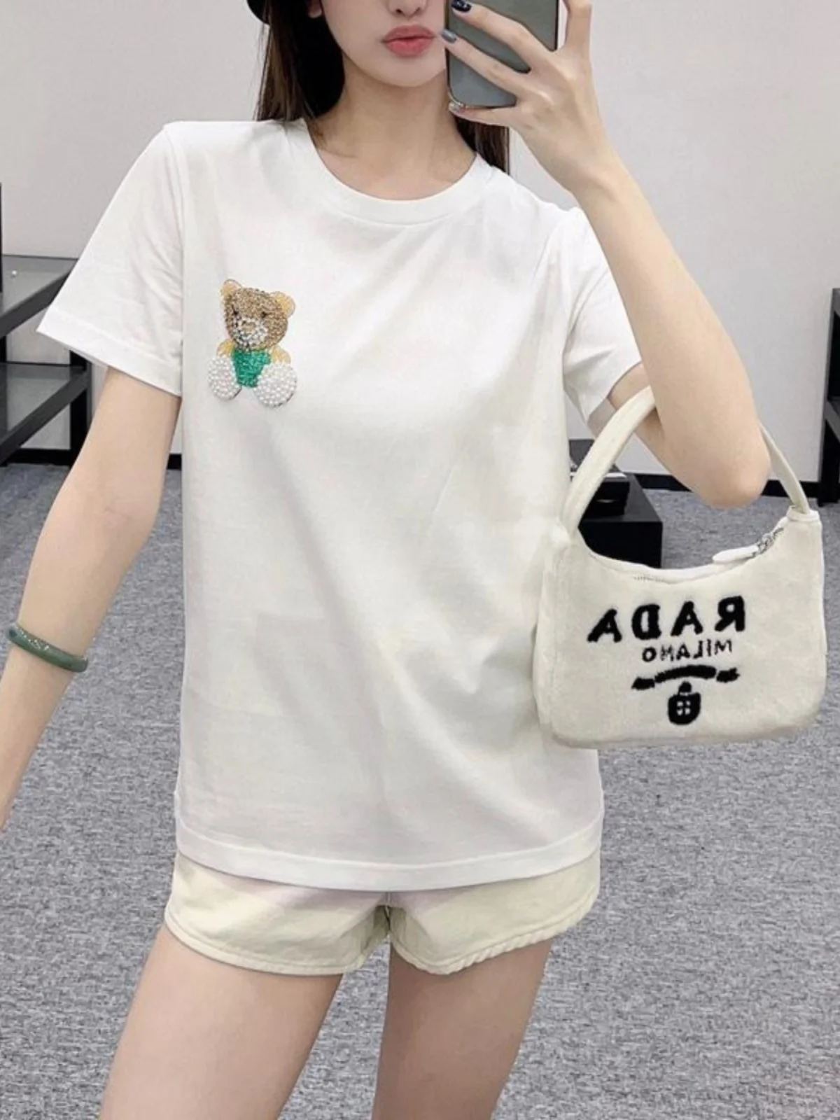 

Женская футболка с белыми жемчужинами и вышивкой в виде медведя, простая однотонная, весна 2025, новая модель, хлопковый повседневный топ