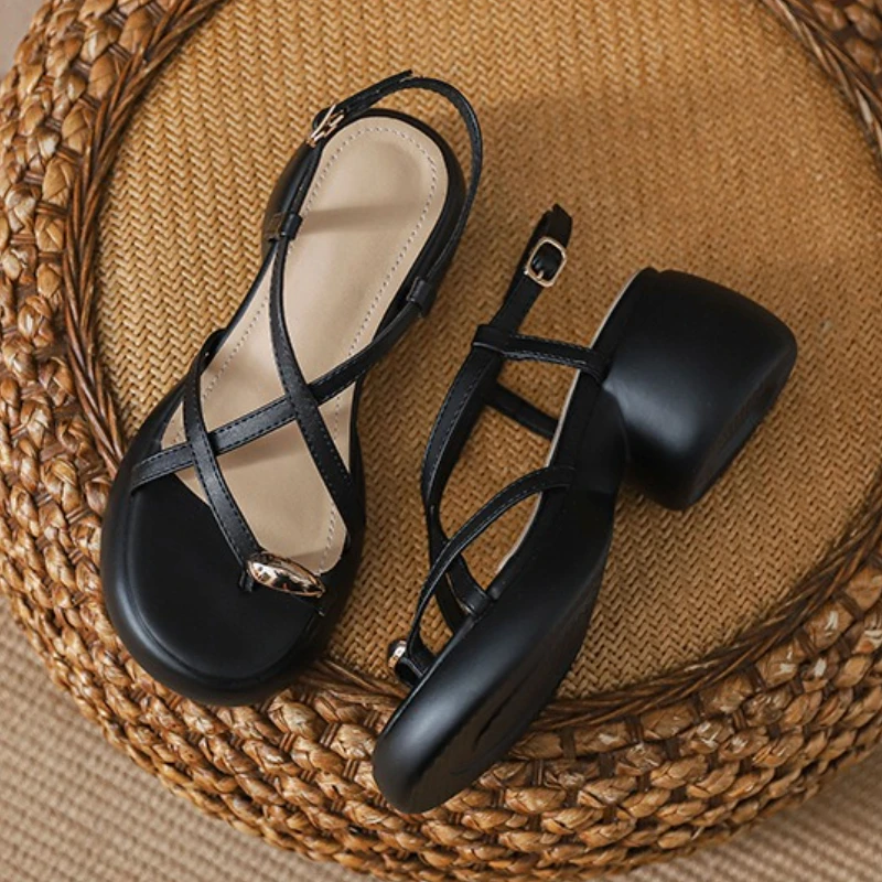 

Модные сандалии на платформе с металлическими украшениями, женские летние пляжные сандалии с узким ремешком и пряжкой, повседневные пляжные сандалии на массивном каблуке с клипсой