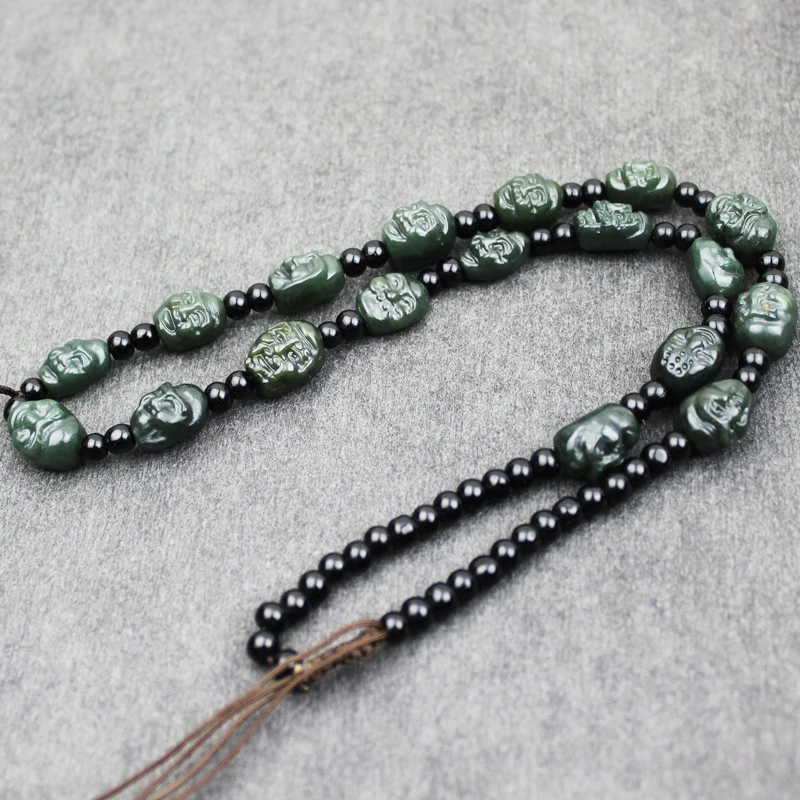 

Подвеска-ожерелье из зеленого нефрита Хэтянь с изображением восемнадцати архатов и выдвижным шнурком