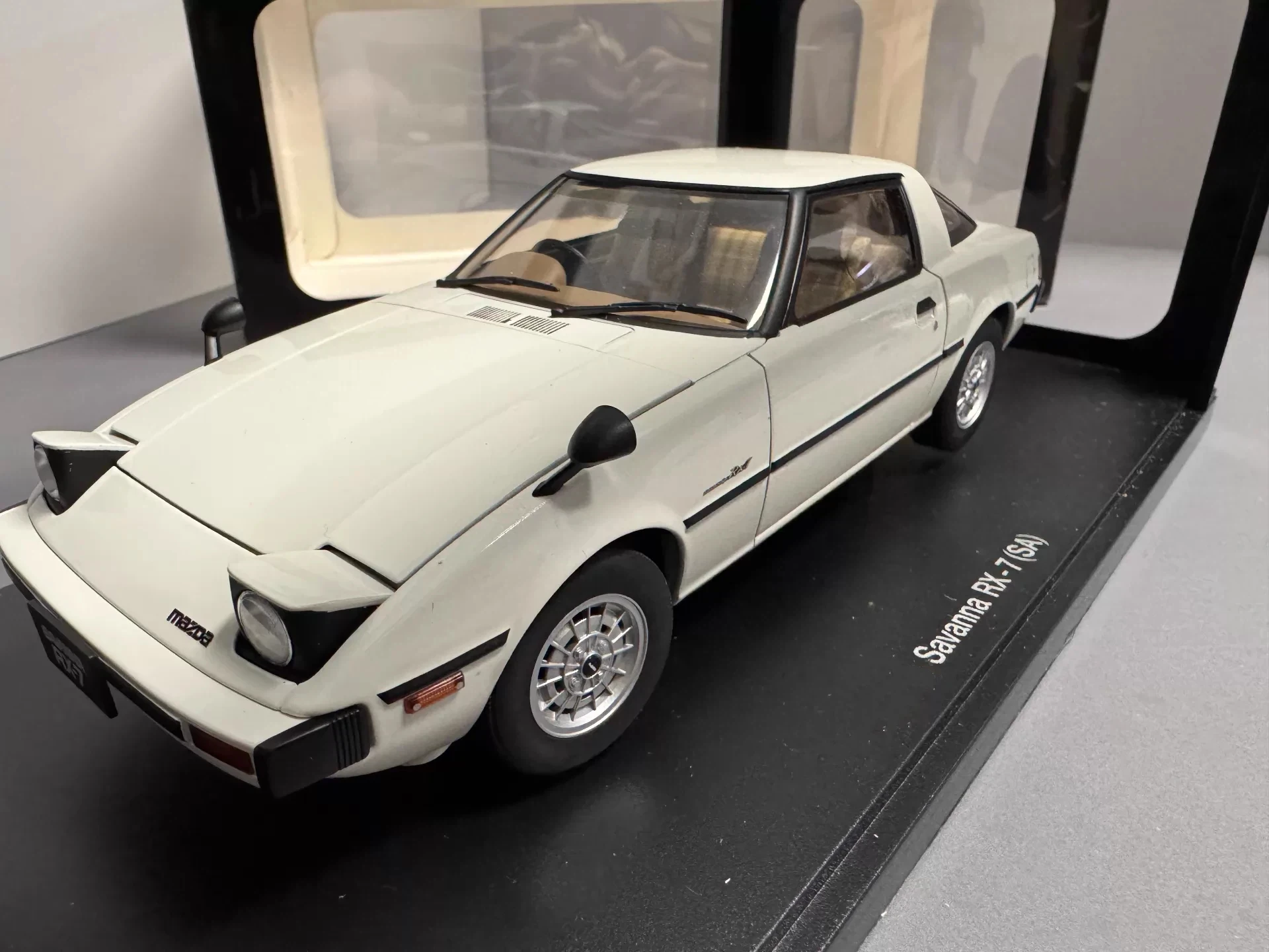 

Autoart 1:18 Savanna RX7 White JDM Simulation Limited Edition All Open Alloy Metal Static Car Model Toy Gift