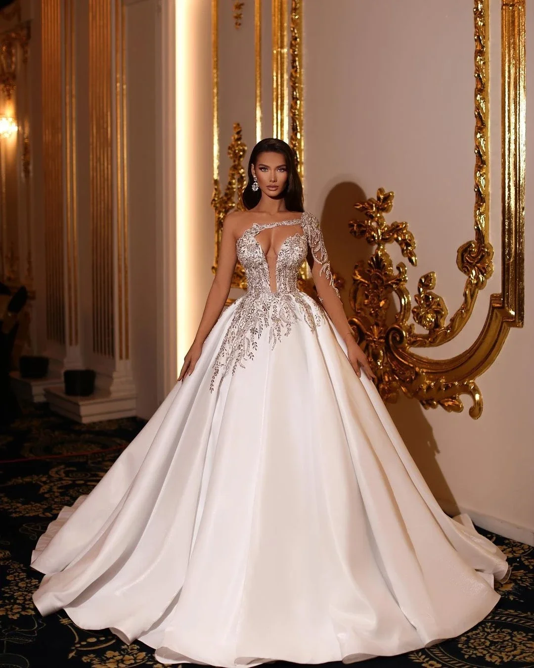 

Gorgeous White Wedding Dresses Sweetheart One Shoulder Long Sleeve Appliques Floor Length Shiny Luxury Women Banquet Ball Gowns