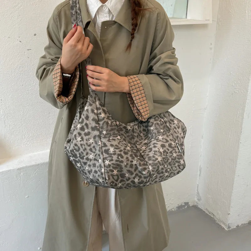 Leopard print canvas bag for women2026New autumn collection: casual, Korean-style, oversized tote bag with a star design, perfec