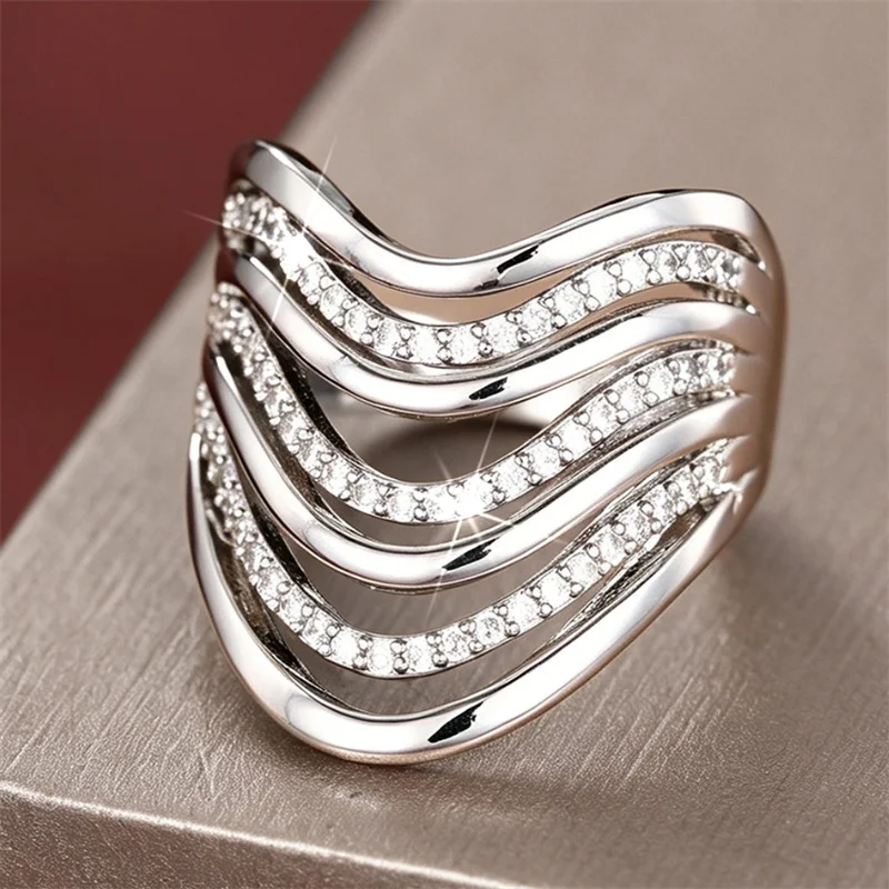 Huitan Mehrschichtiger Damenring mit hohlem Wellendesign, eingelegt mit hellem CZ, modische Accessoires, vielseitiger, charmanter Schmuck für Partys und Hochzeiten
