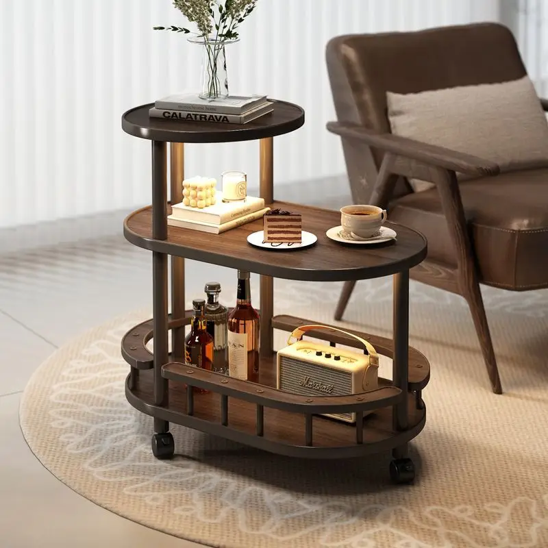 جانب غرفة المعيشة، عدد قليل من الخشب الصلب، أريكة متحركة، خزانة جانبية، طاولة قهوة، شقة صغيرة، غرفة نوم منزلية، رف الملابس والقبعات