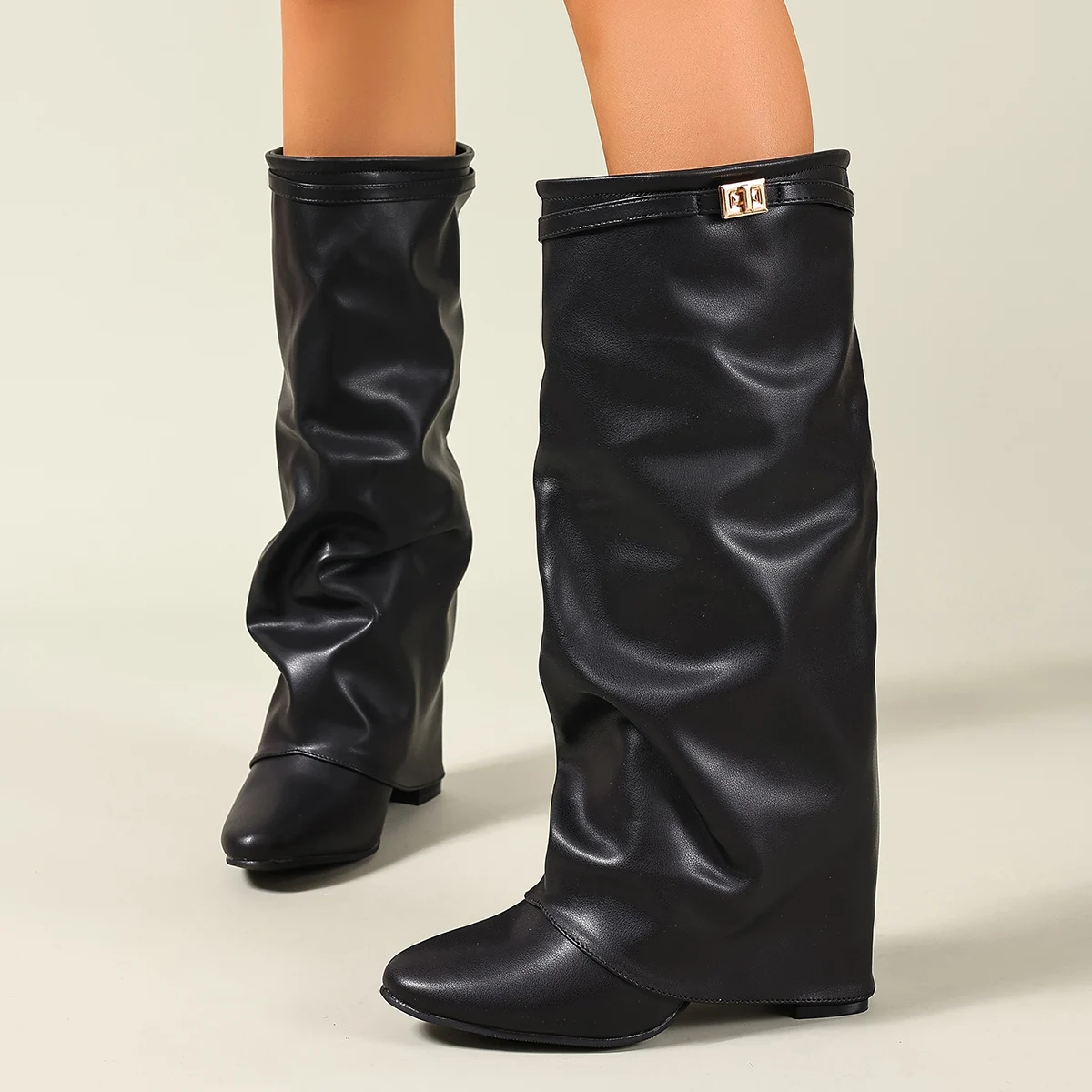 

Женские черные сапоги до колена с напуском и золотой пряжкой, кожаные армейские ботинки на низком каблуке для осенне-зимней моды
