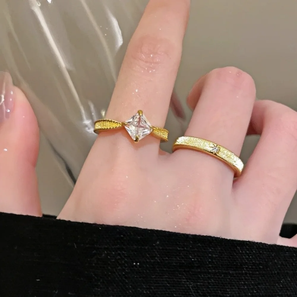Retro-Ring aus Legierung in Goldfarbe, schlichter, quadratischer Kristall-Zirkon-Stern-Ring für Damen, trendiger Schmuck und Accessoires – Detail 1
