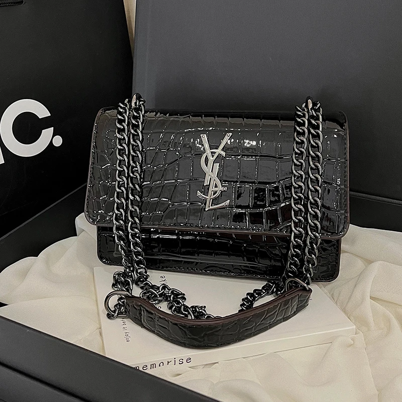 

Практичная женская сумка-мессенджер из натуральной кожи — плечевой ремень в комплекте, популярная классика дизайнера