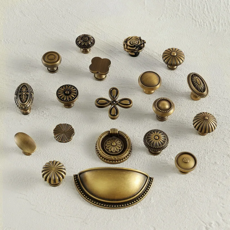 American retro cabinet door handle, European British style, antique bronze color, small single-hole French brass drawer and ward