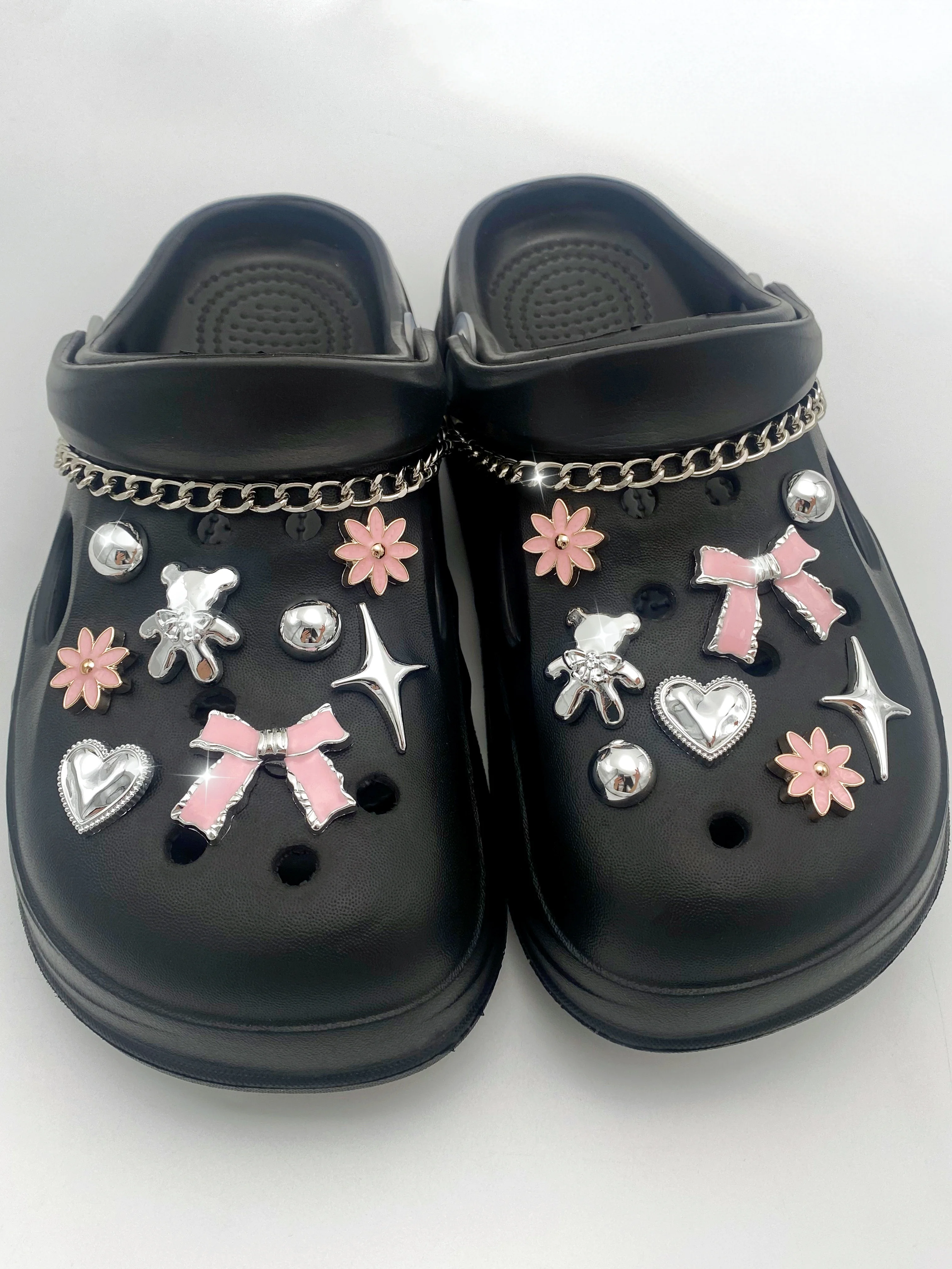 18 pieces of silver chain, bear, heart, stars, pink bow, flowers, ABS pearl shoe buckle DIY decoration, suitable for women sanda