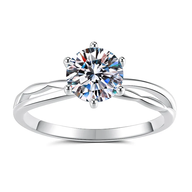 Pequeñas piedras circundantes que realzan el moissanita central de 1 quilate para un anillo de lujo de seis puntas para mujer con borde de platino PT950 engrosado