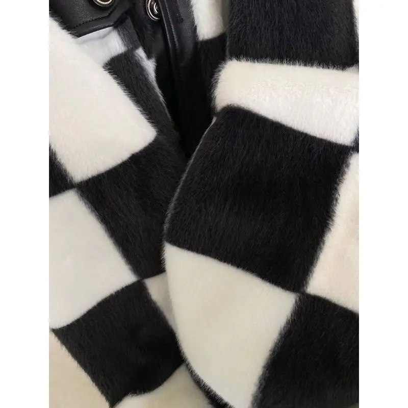 2023 Autumn Winter Design Sense Black White Checkerboard Patchwork Leather Jacket For Women With Small Short Style Explosive