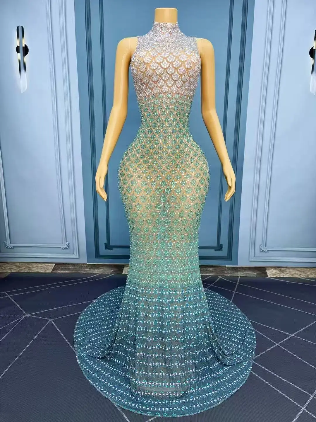 Seksowna, błyszcząca, bogato zdobiona cyrkoniami suknia z trenem, idealna na urodziny, wieczór, czerwony dywan, pokaz, występ sceniczny, kostium.